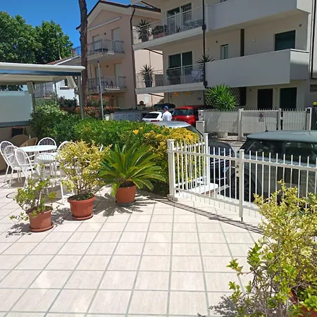 Rossella Отель Риччоне