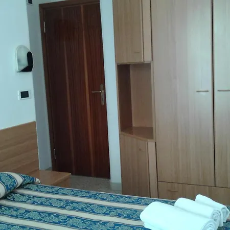 Otel Rossella 2*